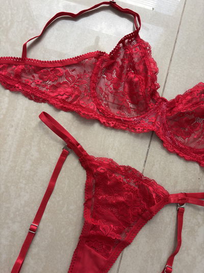 SET LARA CON LIGAS DESMONTABLES -rojo-