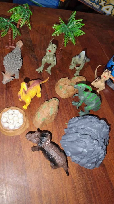 Set de dinosaurios 13 piezas en tubo