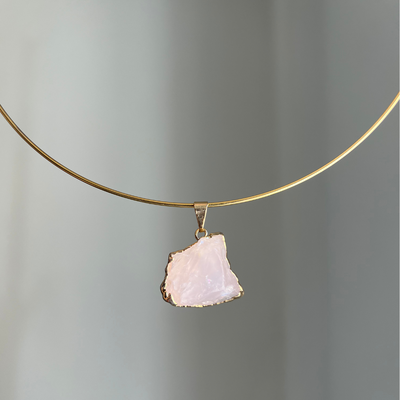 Cuarzo rosa con baño dorado