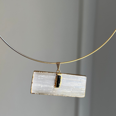 Selenita con turmalina