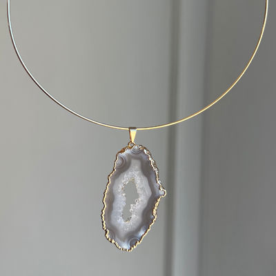 Geoda natural con baño dorado