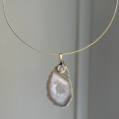 Geoda natural con piedra dorado