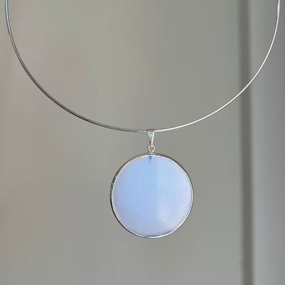 Medalla opalina con baño