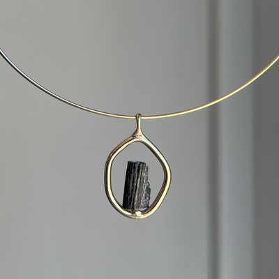 Turmalina con círculo dorado