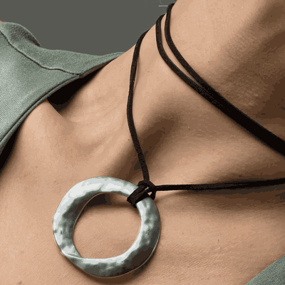 Collar argolla simple plateada 