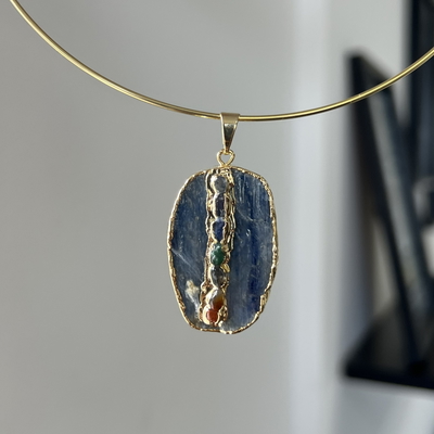 Dije cianita azul con chacras 