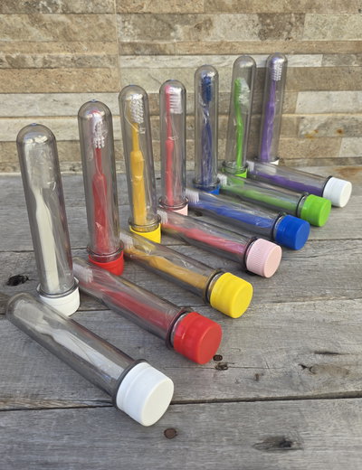 Tubo con Cepillo de Dientes 