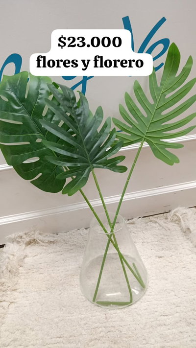Florero con hojas verdes 