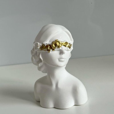 Molde silicona mujer ojos vendados