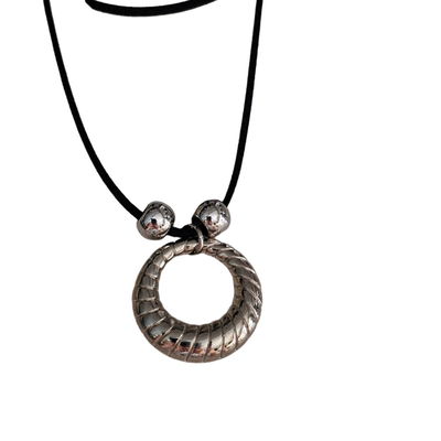 Chocker argolla labrada y bolitas