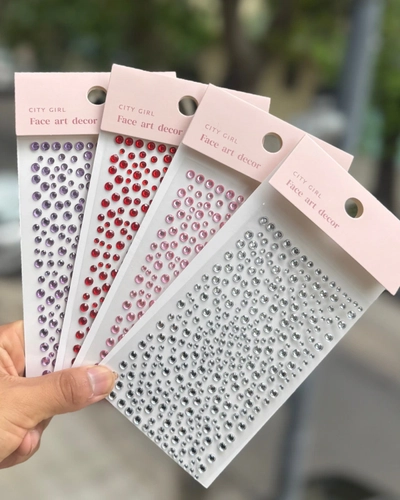 Plancha de strass par rostro