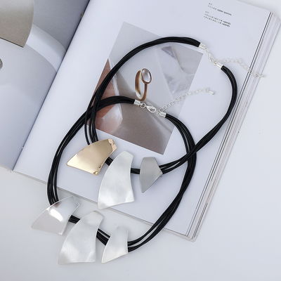 Collar Corto Con Cordon Gigi Rose