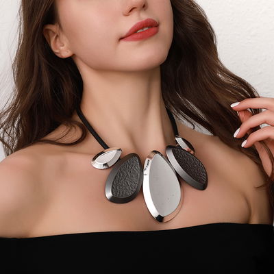 Collar Corto Carmela de Aleación de Zinc