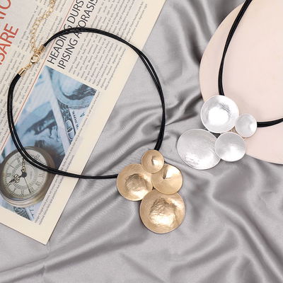 Collar Corto con Cordón Benedicta