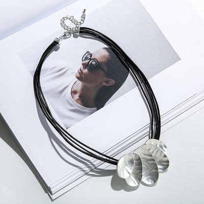 Collar Corto Racimo de Aleación de Zinc