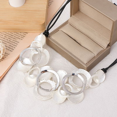 Collar Corto Geométrico Plateado de Aleación de Zinc