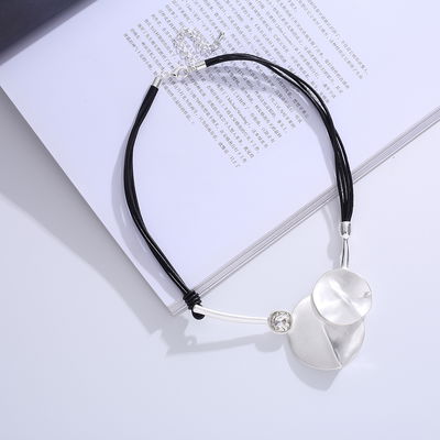 Collar Corto con Cordón Josefina Plateado Libre de Níquel