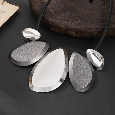 Collar Corto Carmela de Aleación de Zinc