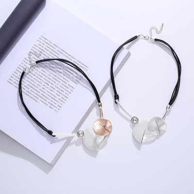 Collar Corto con Cordón Josefina Plateado Libre de Níquel