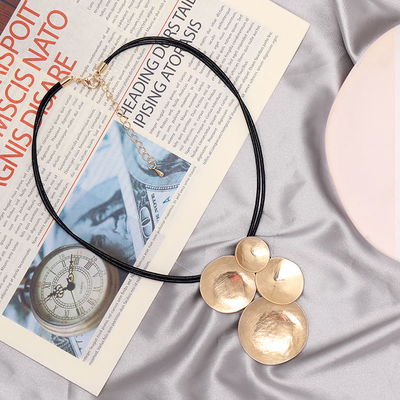 Collar Corto con Cordón Benedicta