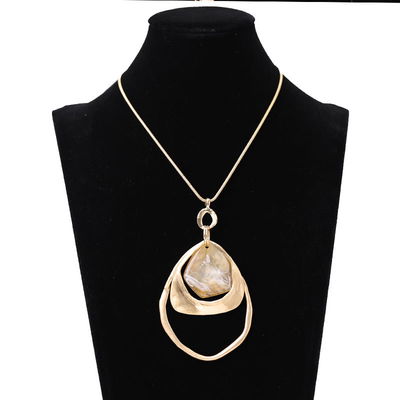 Collar colgante dorado con piedra | Mayorista