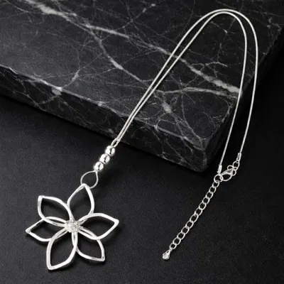 Collar Plateado Regulable con Dije Margarita de Aleación de Zinc