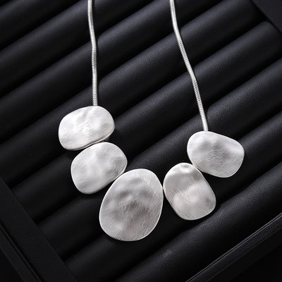 Collar Gargantilla Plateada Con Placas Irregulares Y Extensor