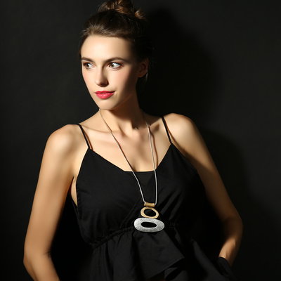 Collar Largo Plateado Con Dijes Ovalados Bicolor Texturados 