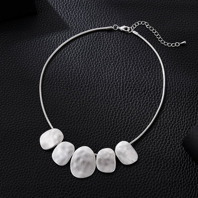 Collar Gargantilla Plateada Con Placas Irregulares Y Extensor