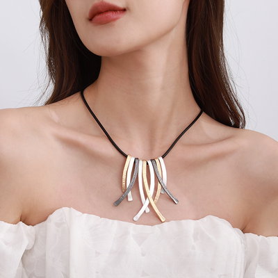 Collar Cordón Negro Con Dijes Colgantes Tricolor Texturados