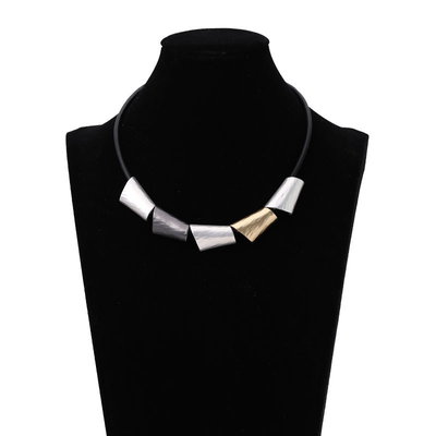 Collar Cordón Negro Con Piezas Geométricas Tricolor Metalizadas