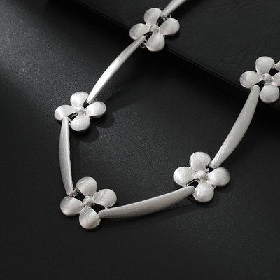 Collar Con Flores Y Cadena De Extensión Metalizada