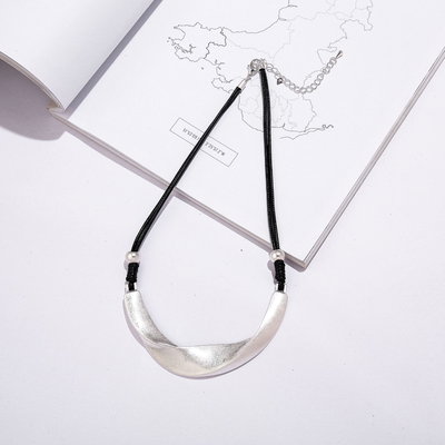 Collar Cordón Negro Con Dije Curvo Metalizado 