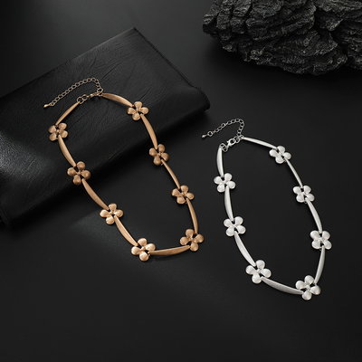 Collar Con Flores Y Cadena De Extensión Metalizada