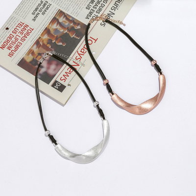 Collar Cordón Negro Con Dije Curvo Metalizado 