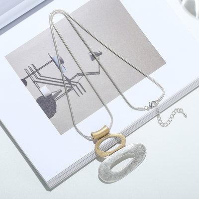 Collar Largo Plateado Con Dijes Ovalados Bicolor Texturados 