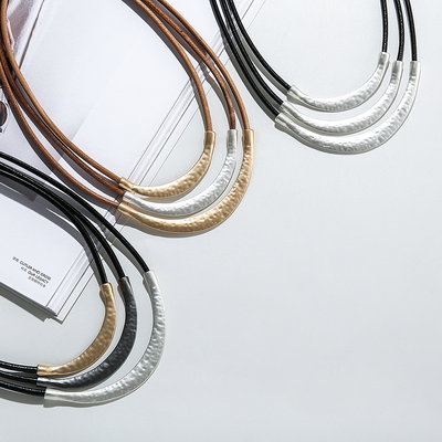 Collar Triple Cordón Con Dije Curvo Martillado | Mayorista