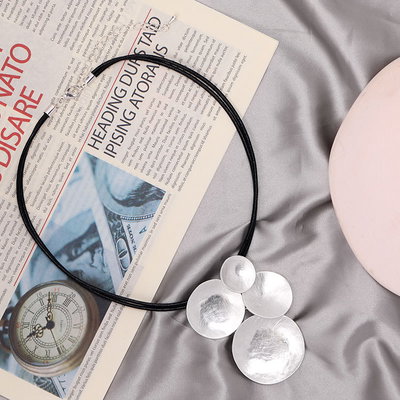 Collar Cordón Negro Con Dije Círculos Texturados Metalizados