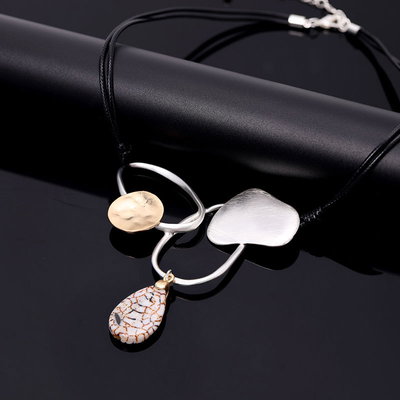 Collar Cordón Negro Con Dije Irregular Tricolor Y Gota Marmolada