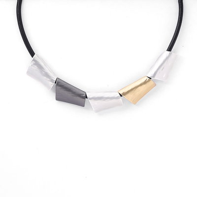 Collar Cordón Negro Con Piezas Geométricas Tricolor Metalizadas