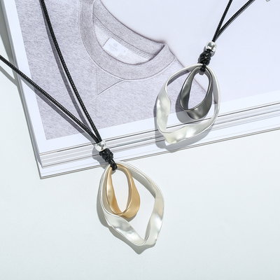 Collar Cordón Negro Regulable Con Dije Abstracto Bicolor 