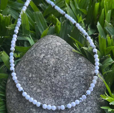 Collar Howlite Blanca y Hematite 4mm con Acero Quirúrgico | NEMHowHem