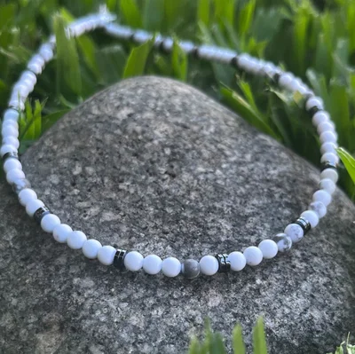 Collar Howlite Blanca y Hematite 4mm con Acero Quirúrgico | NEMHowHem