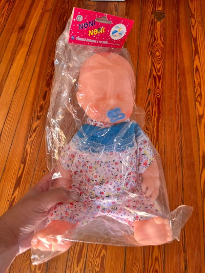 Bebé de juguete con chupete