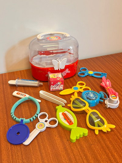 Maletín con instrumentos de medicina (juguete)