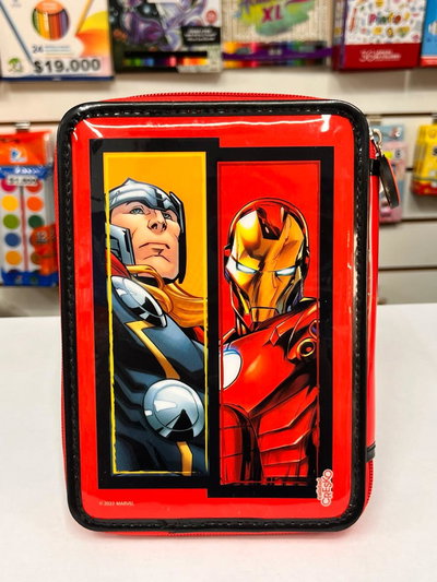 Cartuchera doble piso Advengers con útiles de REGALO