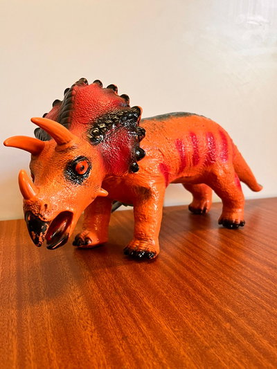 Dinosaurio grande de goma 