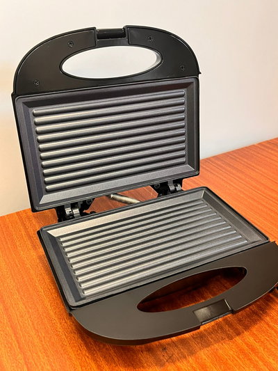 Sandwichera Eléctrica Mega Star