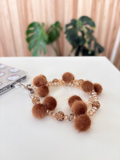 Holder muñequera Cristales y pompones - Marrón 
