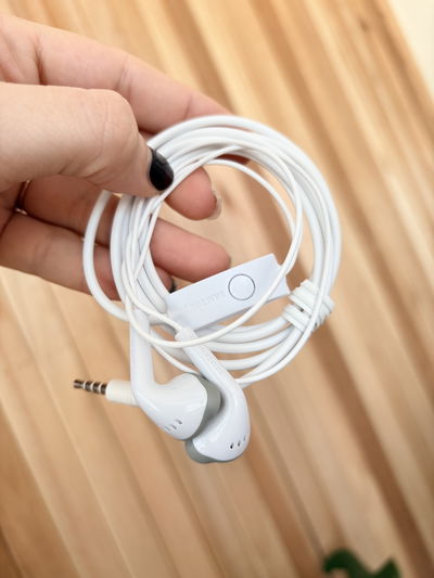 Auricular Samsung con cable y micrófono 